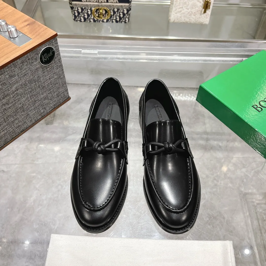 [BV] Top P: 860💰 Size: Female 35-39 (Female 40 custom-made) Male 39-44 (38.45 non-refundable) Bottega Veneta 2025 Autumn and Winter counter style! Small round toe loafers! Imported leather outsole! Imported open edge beaded cowhide! Solid color Niuli!
